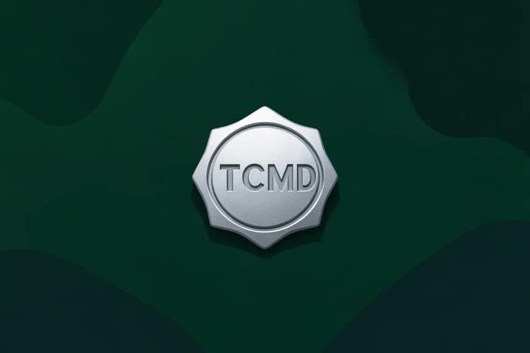 Um selo prateado com a inscrição "ITCMD" em relevo sobre um fundo verde escuro, simulando um documento oficial. A luz incide sobre o selo, criando sombras sutis.